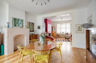 Beautiful house with character (built in 1923) full of charm and authenticity. The house consists, on the ground floor, of a spacious living room of +/-68m² with a separate kitchen and access to the terrace and garden, a cloakroom, and a guest toilet with shower. On the entresol, bathroom of +/-13m². On the first floor, bedroom 1 of +/-22m², bedroom 2 of +/-21m², and bedroom 3 of +/-8m². On the second floor, bedroom 4 of +/-22m², bedroom 5 of +/-15m², and a shower room with sauna and hammam. In the basement, several cellars and a spacious laundry room. The house is in good condition, although renovation is recommended, mostly on the upper floors. A charming property with beautiful authentic features. A closed garage is available for €40,000. Detailed viewing on www.keystones.be - Not to be missed!