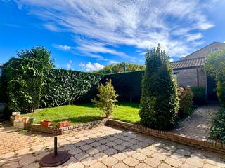 Alleenstaande woning met veel potentieel en charmante tuin op enkele stappen van het centrum.Gelijkvloers: inkomhal, lichtrijke woonkamer, keuken met...