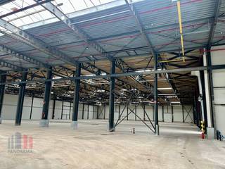 Recent gerenoveerd magazijn van 5.574 m² opslagruimte, aangevuld met 1.438 m² overdekte buitenruimte onder luifel te huur, fantastisch gelegen met een uitstekende aansluiting op de E313 (Antwerpen-Luik) en E314 (Brussel-Nederland).<br /><br />Het recent gerenoveerde gebouw is opgetrokken in een duurzame staalstructuur en biedt een vrije hoogte van 9 meter, met 5 gelijkvloerse poorten voor efficiënte goederenbehandeling.<br />Het magazijn is uitgerust met een sprinklerinstallatie, LED-verlichting en luchtverwarming op aardgas. De vloer heeft een draagvermogen van 5.000 kg/m². Alle nutsvoorzieningen zijn aanwezig, inclusief elektriciteit, gas, water en zonne-energie.<br /><br />Dankzij de strategische ligging aan het internationale snelwegennet, de binnenvaartverbinding met de haven van Antwerpen (op slechts 60 km) en rechtstreekse toegang tot het spoorvervoer, is dit pand een uitstekende keuze voor bedrijven die inzetten op multimodale logistiek. De combinatie van bereikbaarheid, infrastructuur en duurzame energievoorzieningen maakt Oosterring 12 tot een toekomstgerichte logistieke hub voor veeleisende ondernemingen.<br /><br />Contacteer PANORAMA B2B voor bijkomende info of een plaatsbezoek 011 220 500.