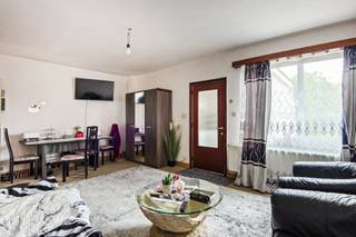 <p><span>Bent u op zoek naar een appartement dat u volledig naar eigen smaak kan inrichten? Dan is dit appartement op de eerste verdieping in een kleinschalige residentie met slechts twee appartementen zeker een bezoek waard.</span></p><p><span>Via de inkom komt u in de </span><span>ruime woonkamer</span><span>, met aansluitend de </span><span>keuken</span><span>. Vooraan bevindt zich een </span><span>ruime slaapkamer</span><span>, terwijl achteraan de </span><span>badkamer</span><span> en een </span><span>praktische berging</span><span> zijn ondergebracht. Vanuit de keuken heeft u toegang tot een </span><span>gezellig privatief terras</span><span>, waar u in alle rust van het buitenleven kunt genieten. Bovendien beschikt het appartement over een </span><span>privatieve kelderberging</span><span>, ideaal als extra opslagruimte.</span></p><p><span>Een belangrijke troef is het ontbreken van </span><span>gemeenschappelijke kosten</span><span>, wat resulteert in lage vaste maandelijkse lasten. Daarnaast biedt het appartement nog extra potentieel: de </span><span>EPC-score kan eenvoudig verbeterd worden door het dak te isoleren</span><span>.</span></p><p><span>Dankzij de kleinschalige residentie, het privatieve terras en de interessante mogelijkheden is dit appartement zowel </span><span>ideaal voor eigen bewoning</span><span> als </span><span>een uitstekende investering</span><span>.</span></p>