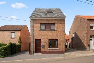 Bent u op zoek naar een ruime woning waar rust, comfort en een praktische indeling hand in hand gaan? Dan is deze instapklare gezinswoning in Hoelen zeker een bezoek waard. Gelegen in een rustige en aangename woonomgeving, geniet u hier van een fijne buurt met scholen, winkels en restaurants in de nabije omgeving.<br />Een groot deel van de woning werd grondig gerenoveerd in 2019, waardoor u hier vandaag kan genieten van hedendaags wooncomfort zonder grote bijkomende investeringen. De woning werd bovendien zeer doordacht ingedeeld, met aandacht voor ruimte en functionaliteit.<br />De ruime achterbouw vormt een absolute meerwaarde en zorgt voor extra woonmogelijkheden. Hier bevindt zich een moderne keuken en een veelzijdige ruimte die perfect kan ingericht worden als extra slaapkamer, hobbyruimte, bureau of ontspanningsruimte. Dankzij deze flexibele indeling biedt de woning tal van mogelijkheden voor gezinnen, thuiswerkers of wie graag extra leefruimte heeft.<br />De woning beschikt over maar liefst vier slaapkamers en biedt daardoor voldoende plaats voor een gezin of voor wie graag extra kamers wil benutten volgens eigen behoeften.<br />Achteraan bevindt zich een bijzonder ruime tuin met een ideale zuidwestelijke oriëntatie. Hier geniet u volop van privacy, rust en zon gedurende een groot deel van de dag. De tuin vormt de perfecte plek om te ontspannen, te genieten met familie en vrienden of gewoon tot rust te komen na een drukke dag.<br />Ook op technisch vlak scoort deze woning goed. Met een EPC-label D voldoet de woning aan de huidige verwachtingen en de elektriciteitsinstallatie is volledig conform. Bovendien werd bij de asbestcontrole geen asbest aangetroffen in het huis, wat extra gemoedsrust biedt aan de toekomstige eigenaar.<br />Deze woning combineert ruimte, comfort en een uitstekende ligging en is dankzij de recente renovaties en de praktische indeling volledig instapklaar. Een ideale gezinswoning voor wie rustig wil wonen met alle voorzieningen binnen handbereik.