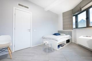 1-JARIGE HUUROVEREENKOMST ALLEEN VOOR STUDENTEN !!!! BRUSSEL Centrum, (UL - 2E4) op een boogscheut van de Vlaamse Schouwburg en de Kaaien, in een gebouw volledig gerenoveerd in 2017, gemeubelde studio van +22m² - Bestaande uit: woonkamer, superuitgeruste open keuken (kookplaat, dampkap, koelkast/vriezer, microgolfoven), douchekamer (douche, wastafel, WC), gemeenschappelijke ruimte op het gelijkvloers. Vaste kosten van € 120 (elektriciteit, warm/koud water, verwarming, gemeenschappelijke ruimtes, internet). Beschikbaar op 16/05/2026. EPC : C - Afmetingen ter informatie.