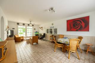 Deze energiezuinige woning op een perceel van 8 are 19 ca is gelegen te Sint-Huibrechts-Lille (Pelt). De woning bestaat uit een inkomhal voor, toilet apart, woonkamer, keuken, badkamer (douche/bad/ wastafel), 2 slaapkamers. Berging/wasruimte. Vaste trap naar boven, zolderruimte. Carport. Overkapping achterkant woonst. Garage. Stroom conform. Energielabel B. Gasketel van 2018. Rolluiken overal. Kortom een leuke/gezellige woning om ideaal te wonen. Voor meer info of een bezichtiging contacteer ons op 011/64 55 00 of info@vastgoedfransen.be.