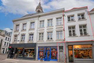 <span>This unique triplex located at Wijngaardbrug 4 in Antwerp offers an exceptional living experience. Upon entering the apartment, you are immediately greeted by the spacious living space, characterised by two large windows that provide plenty of natural light and an open, airy atmosphere. The kitchen is integrated into the living space, making it a cosy and practical space for relaxing and cooking. <br /><br />The first floor also houses a bathroom, perfect for residents' convenience.The second floor houses a spacious bedroom, again with large windows that offer great views. This floor also houses a second bathroom and a kitchen, making the layout of this flat particularly flexible. The third floor offers an additional bedroom, this one equipped with Velux windows that provide plenty of light. There is also a bathroom on this floor, so each floor has the necessary sanitary facilities.<br /><br />Beautiful authentic elements can be found throughout the apartment, such as the original protected beams that exude a historic charm and blend perfectly with the flat's modern finishes. This makes this triplex not only a special living space, but also a piece of history in the heart of Antwerp.<br /><br />Wijngaardbrug 4 is ideally located in the vibrant heart of Antwerp, with excellent access to the city centre and several major attractions. The flat is within walking distance of the cosy neighbourhood around Wijngaardstraat, known for its charming shops, cafés and restaurants. <br /><br />For public transport, the location is also very convenient. Tram and bus stops are nearby, allowing you to quickly explore the rest of the city. Antwerp Central Station is also not far away, offering direct connections to other Belgian cities and international destinations. Furthermore, you are just minutes away from Antwerp's historical sights, such as the Cathedral of Our Lady, the Rubens House and the Museum aan de Stroom (MAS). The location of Wijngaardbrug 4 thus offers an ideal combination of quiet living and proximity to everything the city has to offer.<br /></span>