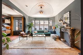 Appartement idéalement situé dans un immeuble de caractère, avec de hauts plafonds, plein d’authenticité, dans une rue calme.À proximité du parc...