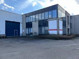 Magazijn met kantoor en parking. Het geheel is centraal gelegen nabij de A12 en de E19.Magazijn Unit G :- magazijn : 428,86m²- kantoren : 290,75m²-...