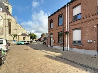 Gelegen in de dorpskern en vlakbij het commercieel centrum, wekelijkse markt en openbaar vervoer hebben we deze gezellige, instapklare woning te...