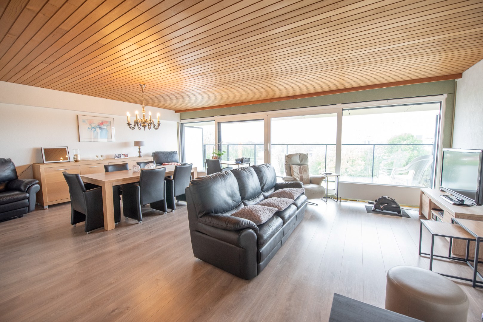 Te koop – Ruim gerenoveerd appartement in Residentie Regenboog. - foto 2