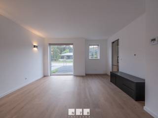 <span><strong>HALFVRIJSTAANDE NIEUWBOUWWONING MET 3 SLAAPKAMERS OP EEN PERCEEL VAN 4A58CA TE OUDSBERGEN (WIJSHAGEN) <br /><br />TROEVEN<br /></strong>- Bouwjaar 2025. Verkoop onder registratierechten!<br />- Rustige ligging. <br />- Gelegen in de buurt van natuurgebied "Duinengordel". <br />- Diverse wandel-en fietsroutes.<br />- Vlotte verbinding naar omliggende gemeenten.<br />- Volledig instapklaar &amp; afgewerkt met kwalitatieve materialen. <br />- Energiezuinige woning! A-label! <br />- Elektriciteit is conform! <br />- Aanwezigheid van airco in de woonkamer/keuken. <br />- 3 slaapkamers met mogelijkheid tot 1 extra slaapkamer op zolder.<br />- Mooie tuin met terras aan de achterzijde met een weids uitzicht.<br />- Bruto vloeroppervlakte 160 m²<strong><br /><br /></strong><strong>GELIJKVLOERS 00<br /></strong></span>- Inkomhal ((2,06 x 2,02)+(0,90 x 1,50)=5,51<span>m²)</span>: houten trap naar de eerste verdieping, tegelvloer. <br />- Woonkamer (3,72 x 8,26=30,73<span>m²):</span> airco, veel lichtinval dankzij grote raampartijen, schuifraam naar het terras, doorgang naar de keuken, laminaat<br />- Keuken (3,00 x 2,73=8,19<span>m²)</span>: geïnstalleerde keukenwand met onderkasten, bovenkasten, kookvuur,koelkast, microgolfoven; spoel/ziteiland met vaatwasser, spoelbak,lades, kasten; deur naar koele berging en achterzijde van de woning, tegelvloer. <br />- Berging (1,73 x 2,60=4,50<span>m²)</span> aansluiting wasmachine en droogkast, tegelvloer. <br />- Gastentoilet (0,98 x 1,47=1,44<span>m²)</span>: spoelbakje koud water, hangtoilet, tegelvloer. <br /><br /><span><strong>VERDIEPING</strong> <strong>+01<br /></strong>- Overloop (1,06 x 3,11=3,30m²): houten trap naar het gelijkvloers en tweede verdieping, laminaat. <strong><br /></strong></span>- Badkamer (3,89 x 2,58=10,04<span>m²)</span>: ingericht badmeubel met dubbele lavabo en onderlades, spiegel met ledverlichting; betegelde inloopdouche, hangtoilet, tegelvloer. <br />- Slaapkamer 1 achtergevel ((2,55 x 3,92) +( 1,2 x 2,71 )= 13,25<span>m²))</span>: laminaat<br />- Slaapkamer 2 voorgevel (4,23 x 2,54=10,74<span>m²)</span>): laminaat.<br />- Slaapkamer 3 voorgevel (3,80 x 2,69=10,22<span>m²)</span>): laminaat. <br /><br /><span><strong>ZOLDERVERDIEPING</strong> <strong>+02 | BEREIKBAAR VIA VASTE HOUTEN TRAP<br /></strong></span>- Mogelijkheid tot nog een extra slaapkamer (6,47 x 6,34=41,02<span>m²)</span>: vloer + plafond nog af te werken, dakhelling geïsoleerd. <br /><br /><span><strong>EXTERIEUR<br /></strong></span>- Oprit met grindkiezel.<br />- Achterzijde afgesloten met toegangspoort. <br />- Ruim terras (6,75 x 4,85=32,74): voorzien van buitenkraantje, tegelvloer. <br />- Volledig omheinde tuin. <br /><br /><span><strong>7 ZONNEPANELEN SINDS 24/03/2026</strong><br />- In de verkoopprijs zit het volledige zonnepanelensysteem begrepen (zonnepanelen, omvormer, collectoren e.a. toebehoren).<br /><br /><strong>EXTRA</strong> | De binnendeuren worden geschilderd opgeleverd.<br /><br /></span><span>Bekijkt u deze advertentie via een aanverwante vastgoedsite, surf dan zeker naar onze website <strong>www.N78vastgoed.be</strong> voor een uitgebreide beschrijving en foto's. <strong>Meer info: +32 (0)89 86 18 88 of info@N78vastgoed.be.</strong></span>