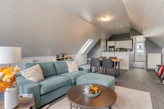 In de Peter Benoitlaan te Veurne bevindt zich dit ruim en verzorgd appartement van maar liefst 120 m². Dankzij de centrale ligging woont u op wandelafstand van de markt, scholen en diverse buurtwinkels. De combinatie van ruimte, licht en een zuidgericht terras maakt dit een bijzonder aangename woonplek.INDELING> 2e verdieping- Zonnige, zuidgerichte leefruimte met toegang tot het terras (7 m²)- Open eetruimte- Volledig uitgeruste keukenhoek- Berging en wasplaats- Apart toilet- Badkamer met douche en dubbele lavabo- Slaapkamer met bureauruimte- Ruime tweede slaapkamerDaarnaast beschikt het appartement over heel wat ingemaakte kasten in de nachthal, badkamer en slaapkamers, wat zorgt voor extra opbergruimte en comfort. In de inkomhal is er tevens een gemeenschappelijke fietsenberging voorzien.TROEVEN- Geen gemeenschappelijke kosten- Woonoppervlakte van 120 m²- Zuidgericht terras met open zicht- Instapklaar en praktisch ingericht- Centrale ligging in het centrum van Veurne- Energiezuinig en goed onderhouden- Is momenteel verhuurd- Geen liftBestuursmaatregelen in het maatregelenregister: in aanvraag