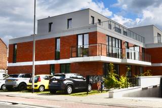 * Biedingsysteem: bieden vanaf 325.000 EUR. Meer info op kantoor.
Surf naar onze website voor meer informatie over de verkoop van deze woning. www.vastgoedunicum.be
Dit prachtige appartement, gelegen in het centrum van Eeklo, is een streling voor het oog!
Een lichtrijke leefruimte met ingerichte, tijdloze witte keuken, zithoek en eetplaats zorgen voor een open gevoel.
De badkamer omvat een inloopdouche, lavabo, badkamermeubel en toilet, twee tweepersoonsslaapkamers zijn toegankelijk vanuit de nachthal en een wasplaats die tevens ook als berging een praktische surplus is.
Dit appartement geniet een EPC label "A" waardoor u energiezuinig leeft en de verbruikskosten beperkt zijn.
Het groot, zuidgericht terras van maar liefst 30 m2 biedt een uniek zicht!
Bij het appartement hoort een ondergronds parking en een privatieve kelderberging.
Als kers op de taart werden er ondergronds ook 2 gemeenschappelijke fietsenbergingen voorzien.
Strakke lijnen, gebogen vormen en verschillende materiaaltexturen wisselen elkaar af binnen de hedendaagse gevel.
Via het wandelpad bereik je een gezellig groen binnenplein. Ideaal voor een zomerse barbecue met de buren! Ridder Karel zet in op duurzaamheid met onderhoudsvriendelijke materialen, een groendak en zonne-energie.
Combineert u graag de luxe van rust met een energiezuinig appartement in een modern kader met een gunstige ligging nabij alle diensten en faciliteiten? Aarzel niet en neem contact met ons op voor een bezoek via het nummer 09 336 16 15 of mail naar info@vastgoedunicum.be, wij helpen u graag verder!
Virtuele rondleiding?
https://youtube.com/shorts/55vYHBioDl8