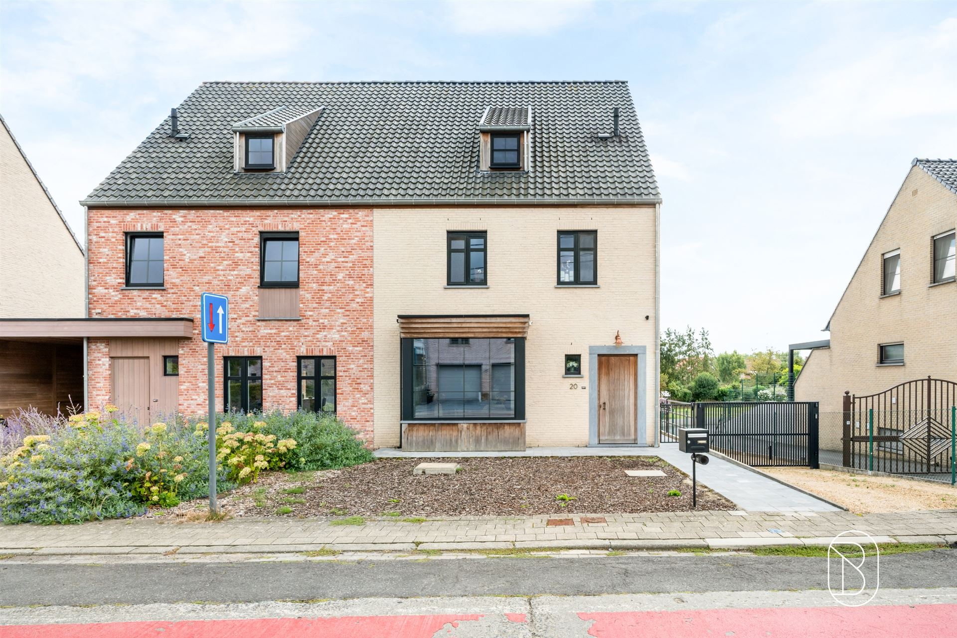Recente halfopen bebouwing met 3 slpk, carport en tuin - foto 2