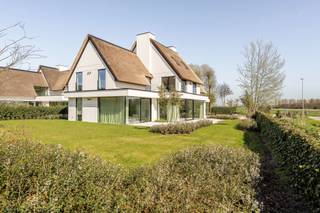 An exclusive, detached new-build house with open views and situated on a plot of 1,194 m², on the edge of the Zoute. Stylish living with a beautiful view of the fields, a few minutes from the sea and beach. <br />Layout: spacious entrance hall with cloakroom and guest toilet. Bright living space with fireplace. Dining area with desk. Both rooms give access to the terrace and beautifully landscaped garden. Fitted kitchen with kitchen island, enjoying all comforts (Miele appliances, wine frigo, Quooker tap,.....). High ceilings of 2m 75. Practical utility room. Frigocel. Laundry room with connection for washing machine and dryer. On the first floor: Master bedroom with adjoining dressing room and bathroom (double washbasin - freestanding bath - toilet - shower). Second spacious bedroom with dressing room and shower room (toilet, washbasin and shower). Third and fourth bedroom with dressing room and shower room (washbasin and shower). Toilet in the nighthall. Writing desk. Laundry/storage room. 2nd floor: 5th bedroom or multipurpose room. Possible bathroom. Indoor garage for 2 cars. Several pitches outside in front of the villa. <br />A design by Piet Bailyu Project Architects, the latest energy technologies and high-quality interior finishing by Vers Interieur.<br />'Kalfstraat 28' is a stylish home where you can totally unwind.