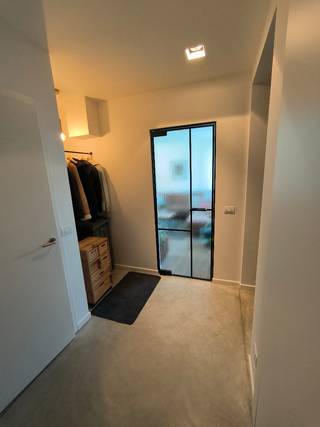 ***in optie*** instapklare energiezuinige gezinswoning nabij het centrum van Ravels<br />Rustig en kindvriendelijk wonen, met alle comfort binnen handbereik.<br />De Kerkakker in Ravels is een recente, rustige en kindvriendelijke verkaveling, gelegen vlak bij het centrum en de schoolomgeving van Ravels.<br />Deze energiezuinige halfopen bebouwing, gebouwd in 2017, combineert een doordachte indeling met hedendaags wooncomfort en een aangename buitenruimte. Met vier ruime slaapkamers is dit de ideale gezinswoning.<br />Via de inkomhal met gastentoilet en vestiaire komt u in de royale en lichtrijke leefruimte. Deze werd recent voorzien van een gashaard met ingebouwd meubel, wat zorgt voor extra sfeer en gezelligheid. Zowel de leefruimte als de keuken beschikt over vloerverwarming.<br />De open keuken vormt het hart van de woning en is uitgerust met een praktisch eiland met keramisch werkblad en kwalitatieve apparatuur. Aansluitend bevindt zich een handige berging/wasplaats met douche.<br />Naast de elegante eiken trap naar de eerste verdieping bevindt zich de toegang tot de kelder. Deze biedt een uitstekende extra bergruimte. De woning beschikt daarnaast over een kruipruimte.<br />Op de eerste verdieping bevinden zich drie slaapkamers en een volledig uitgeruste badkamer met dubbele wastafel, ligbad en douche. De badkamer is voorzien van vloerverwarming. De volledige verdieping is voorzien van parket en elektrische rolluiken.<br />Via de vaste eikentrap bereikt u de zolderverdieping. Hier bevindt zich een ruime polyvalente ruimte, die naar wens kan worden ingericht als extra slaapkamer, hobbyruimte, bureau of speelruimte. Daarnaast is er een afzonderlijke technische ruimte met de gascondensatieketel en het ventilatiesysteem type D.<br />Ook buiten is het aangenaam vertoeven. De onderhoudsvriendelijke tuin en het stijlvolle terras vormen een fijne plek om te ontspannen en volop van het buitenleven te genieten.De woning beschikt bovendien over een garage/berging en een carport.