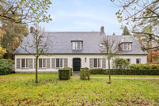 If you wish to schedule a visit, please request a visit via www.hillewaere.be through the red button.Luxurious and spacious villa with swimming pool...