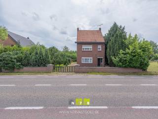 <span><strong>VRIJSTAANDE WONING MET 4 SLAAPKAMERS OP EEN PERCEEL VAN 12A 18CA IN KAULILLE<br /><br />TROEVEN<br /></strong>- Gelegen nabij het centrum van Kaulille.<br />- Volledig te renoveren naar eigen smaak.<br />- Groot perceel.<br />- 4 slaapkamers.<br />- Recht op renovatiepremies. <br /><strong><br />KELDERVERDIEPING -01 (7,20 m²)<br /></strong>- Kelderruimte (4,00 m x 1,80 m = 7,20 m²): betonvloer.<strong><br /><br />GELIJKVLOERS 00 (102,57 m²)<br /></strong>- Inkomhal (3,74 m x 1,50 m = 5,61 m²): tegelvloer.<br />- Woonkamer (4,30 m x 4,00 m = 17,20 m²): schouw, novilonvloer.<br /></span><span>- Eetkamer (4,00 m x 4,00 m = 16,00 m²): schouw in natuursteen, novilonvloer.</span><br /><span>- Keuken (3,80 m x 4,25 m = 16,15 m²): keukenwand 1 (onderkasten, lades, spoelbak), keukenwand 2 (onder- en bovenkasten, lades), laminaatvloer.</span><br /><span>- Hal (1,70 m x 4,23 m = 7,19 m²): tegelvloer.</span><br /><span>- Badkamer (1,80 m x 3,63 m = 6,53 m²): inloopdouche, enkele lavabo, aansluiting wasmachine, laminaatvloer.</span><br /><span>- Achtersas (2,30 m x 3,65 m = 8,39 m²): tegelvloer.</span><br /><span>- Veranda (3,00 m x 8,50 m = 25,50 m²): tegelvloer.</span><br /><br /><span><strong>VERDIEPING</strong> <strong>+01 (82,44 m²)</strong></span><br /><span>- Aanbouw (4,26 m x 9,41 m = 40,08 m²): zitttoilet, vinylvloer.<br />- Overloop (0,95 m x 5,12 m = 4,86 m²): vinylvloer.<br />- Slaapkamer 1 (4,00 m x 4,00 m = 16,00 m²): vinylvloer.<br />- Slaapkamer 2 (4,00 m x 4,00 m =16,00 m²): vinylvloer.<br />- Slaapkamer 3 (3,06 m x 1,80 m = 5,50 m²): vinylvloer.<br /><br /><strong>VERDIEPING</strong> <strong>+02 (24,41 m²)</strong><br />- Zolderruimte (3,00 m x 4,35 m = 13,05 m²): houten vloer.<br /></span><span>- Slaapkamer 4 (2,90 m x 3,92 m = 11,36 m²): houten vloer.</span><br /><br /><span><strong>EXTERIEUR<br /></strong></span>- Tuin.<br /><span>- Berging (1,70 m x 3,00 m = 5,10 m²): betonvloer.<br />- Toilet (1,08 m x 1,68 m = 1,81 m²).<br />- Loods (14,50 m x 7,61 m = 110,34 m²): betonvloer.<br />- Garage (4,41 m x 4,01 m = 17,68 m²).<br /><br /><strong>ZONNEPANELEN</strong><br />In de verkoopprijs zit het volledige zonnepanelensysteem begrepen (zonnepanelen, omvormer, collectoren e.a. toebehoren).<br /><br /><strong>EXTRA INFORMATIE<br /></strong>Dit pand kan onderhevig zijn aan de renovatieverplichting die door de Vlaamse overheid wordt opgelegd voor residentiële gebouwen. Alle informatie kunt u terugvinden via https://www.vlaanderen.be/een-woning-kopen/renovatieverplichting-voor-residentiele-gebouwen-vanaf-2023.<br /><br />Bekijkt u deze advertentie via een aanverwante vastgoedsite, surf dan zeker naar onze website <strong>www.N78vastgoed.be</strong> voor een uitgebreide beschrijving en foto's. <strong>Meer info: +32 (0)89 86 18 88 of info@N78vastgoed.be.</strong></span>