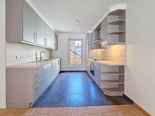 <p><span>BEZOEK? Bel 09/225.00.78</span></p><p><span>Dit ruime, lichtrijke appartement is gelegen in een rustige zijstraat van de Veldstraat, midden in het hart van Gent. Dankzij de centrale ligging bevinden tal van handelszaken en voorzieningen zich op wandelafstand. Bovendien bent u met het openbaar vervoer vlot verbonden met het station Gent-Sint-Pieters. </span></p><p><span>De zonnige leef- en eetruimte (47m²) met open keuken, uitgerust met een dubbele spoelbak, vaatwasser, dampkap, oven, kookplaat en koelkast. Vanuit de leefruimte heeft u rechtstreeks toegang tot het aangename terras.  Verder is er een praktische berging met aansluiting voor een wasmachine en een gastentoilet</span></p><p><span>Op de bovenverdieping bevinden zich twee slaapkamers (17,5 m² en 8 m²) en een badkamer ingericht met een toilet, wastafel en ligbad met douchemogelijkheid.</span></p><p><span> </span></p><p><span>Door recente renovatie werken geniet het appartement van een gunstig EPC (label B). </span></p><p><span> </span></p><p><span>Extra troef is de gemeenschappelijke fietsen berging.</span></p><p><span> </span></p><p><span>Kortom, een ideale opportuniteit voor wie op zoek is naar een energiezuinig, instapklaar appartement op een centrale ligging!</span><span> </span></p><p><span> </span></p><p><span> </span></p>