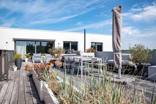 Impressive apartment with sun-drenched terraces for sale near the center of Bruges and AZ Sint-Jan. The apartment with spacious spaces enjoys optimal light with a view of a green environment and has a high-quality finish. The substantial habitable surface of 195 m² includes 3 bedrooms, 2 bathrooms, an office and sauna. The living areas and the sleeping area have parquet floors. In addition, a private basement storage room is included. The energy efficiency of the apartment is a major asset, as the heating is linked to the heating network of the Bruges incinerator. The price of the apartment does not include the 3 parking spaces (25,000 euro/piece).Layout:- Entrance hall with separate toilet- Desk (31m²) with built-in cupboards and desk furniture with sitting area and bio ethanol fireplace, giving access to a first terrace- Living room with dining area (20m²), sitting area (40m²) and connection to the open kitchen. Fully furnished and equipped with a double fridge, double freezer, dishwasher, sink, ceramic stove and hood. The living space provides access to 2 terraces- Practical storage - Night hall with sauna- Room 1 (17.5m²) with built-in cupboards and desk- Bathroom (8m²) with bath, shower, double sink and toilet- Room 2 (9m²) with custom closets- Room 3 (16m²) with custom-made cupboards and private shower and sinkExtra benefits:- energy efficient- top location near Bruges with 180° views- bio ethanol fireplaces- Equipped with built-in cupboards- 3 underground parking spaces for sale (25,000 euro/piece)- 3 spacious, sun-drenched terraces (20m² + 12m² + 75m²)