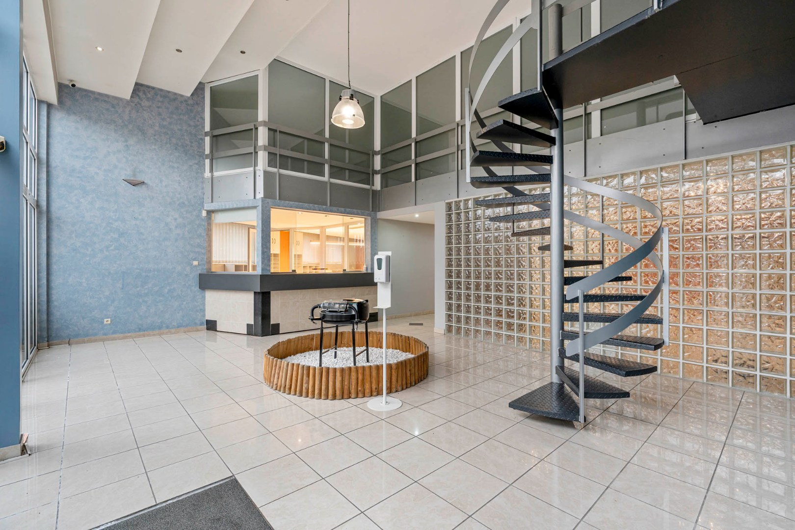 Bedrijfsgebouw met kantoren, magazijnen en woonst - groot 2580 m² - foto 4