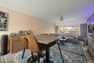 Deze rustig gelegen woonst bestaande uit: inkomhal met toilet en trap, lichtrijke woonkamer - salon met bureelruimte of speelhoek, ingerichte keuken met ontbijthoek en aansluitende garage (automatische poort).<br /><br />Op de verdieping: nachthal, 3 slaapkamers en badkamer met douche.<br /><br />Stockagezolder.<br /><br />Tuin met terras.<br /><br />Oprit voor 2 voertuigen<br /><br /><u>Troeven?</u><br /><br />+ Betonnen roostering;<br />+ Rustig gelegen wijk;<br />+ Centrale verwarming op gas (HR ketel);<br />+ Dubbele beglazing in hout en PVC.<br />+ EPC label B.<br /><br />EPC 173 kWhm²<br /><br />Benieuwd naar dit pand of een andere eigendom? www.coventa.be – 051 222 051