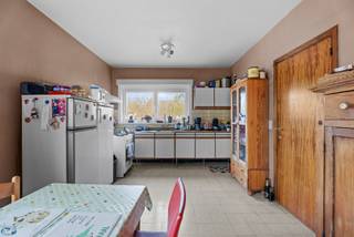 Dit ruim appartement, gelegen rechtover een voedingswinkel, is ideaal voor wie ruimte zoekt en graag een tuin heeft.<br />Het beschikt over 3 slaapkamers, badkamer, berging en ruime keuken.<br />Er zijn geen gemeenschappelijke kosten en geen syndicus.<br />Via een trap komen we in de hal van de 2 appartementen.<br />Eens binnen in het appartement komen we in de hal met de trap naar de slaapkamers. Van hieruit heb je ook toegang tot de grote keuken, het gastentoilet, de berging en de woonkamer.<br />op de verdieping beschikken we over 3 slaapkamers en een badkamer.<br />via een luik bereik je de grote zolder.<br />de garage die los staat van het gebouw geeft toegang tot de ruime afgesloten tuin. In de garage is elektriciteit voorzien, dit geeft je ook de mogelijkheid om een mooie buitenlounge te maken om heerlijke momenten met het gezin door te brengen<br />Het appartement is toe aan een opfrissing. De ramen zijn reeds vernieuwd en beschikken over dubbel glas. Het heeft een EPC/ C<br />Voor een bezoek kan je mailen naar conny@flameestate.be