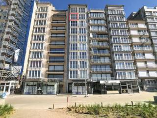 Gerenoveerd appartement met 1 slaapkamer en binnenkamer te huur te Zeedijk 129, op de 8ste verdieping van de residentie “Normandie”. Het appartement biedt een fantastisch zicht op zee en casino, en is voorzien van een slaapkamer met een aansluitend, zonnig terras op het zuiden. Gelegen op een absolute toplocatie op wandelafstand van het centrum, winkels en de tramhalte!Indeling: - inkomhal / nachthal- apart toilet- lichtrijke leefruimte met open keuken - badkamer met inloopdouche en lavabomeubel- slaapkamer 1- slaapkamer 2 (binnenkamer)- private kelderbergingPluspunten :- zuidgericht terras!- zowel zicht op zee als hinterland- gelegen op het autovrije gedeelte van de zeedijk- centrale liggingAlgemene onkosten: € 56,00/maand.Beschikbaar vanaf 15/09. Ben je geïnteresseerd in dit pand te huur in Middelkerke? Ga naar de website www.dewaele.com, klik op het pand dat je wenst te huren. Via de rode knop "vraag je bezoek aan" vragen we u kort een profiel in te vullen. Daarna nemen we contact op voor een bezoek. Telefonisch kunnen er geen afspraken gemaakt worden.