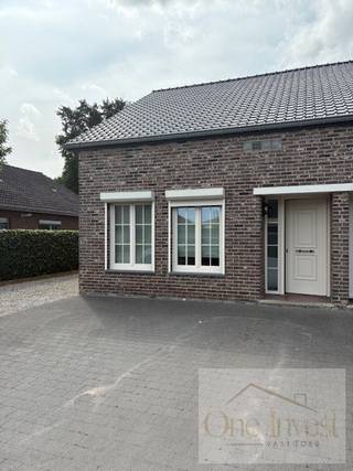 te huur – halfopen woning met tuin in Pelt – €1250/maandhalfopen bebouwing in de rustige Beekstraat 12 te Pelt. Deze woning biedt een bewoonbare...