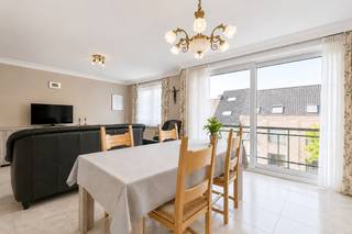 Welkom in de Oostendestraat 135/3, een instapklaar appartement gelegen op de tweede verdieping (met lift) in het centrum van Torhout. In de nabije omgeving bevinden zich supermarkten, scholen, ziekenhuizen, een sportcomplex en nog zoveel meer!<br /><br />Het appartement verwelkomt u via de inkomhal met gastentoilet. De lichtrijke leefruimte geniet van veel natuurlijke lichtinval en sluit naadloos aan op de eetplaats, die op haar beurt toegang biedt tot het eerste zongerichte terras. Aansluitend bevindt zich de halfopen keuken, voorzien van toestellen en een handige berging. Verder beschikt het appartement over twee volwaardige slaapkamers met toegang tot het tweede terras, alsook een ruime badkamer uitgerust met een dubbele lavabo en instapdouche.<br /><br />U heeft de mogelijkheid om bijkomend een garage aan te kopen. Geen gedoe meer met parkeren op straat: uw wagen staat veilig en droog in uw eigen garage.<br /><br />Kortom, dit appartement biedt de perfecte combinatie van comfort, stijl en gemak. Aarzel niet en neem vandaag nog contact op voor meer informatie of een bezoek ter plaatse.<br /><br />De vermelde prijs is een richtprijs, elk bod hoger of lager dan deze prijs wordt voorgelegd aan de eigenaar die zich het recht voorbehoudt om dit te aanvaarden of te weigeren<br /><br />Neem voorsprong met een vrijblijvende schatting via:<br />www.residentievastgoed.be/gratisonlineschatten
