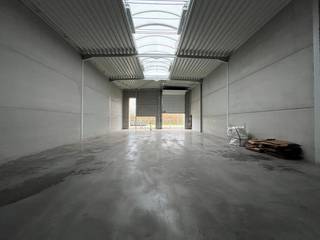 Fantastisch gelegen nieuwbouw KMO-unit, met zeer vlotte bereikbaarheid naar de E40. De opslagruimte heeft een oppervlakte van 300 m² en is...