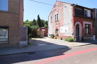 Deze woning met voldoende binnenruimte en een aanpalende bouwgrond is een opportuniteit met verschillende doeleinden.De woning wordt aangeboden,...