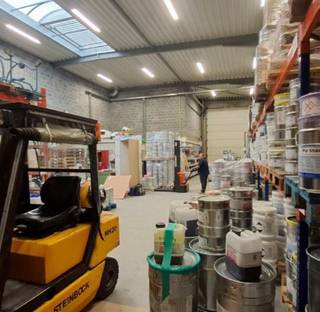 - magazijn/atelier van 252 m²- kantoor- en showroomruimte van 360 m², verdeeld over het gelijkvloers en de eerste verdieping- 10 privatieve...