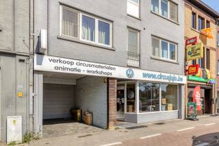 <p><span>Immeuble commercial avec un appartement spacieux, idéalement situé à Hasselt</span></p><p><span>Vous recherchez un bien immobilier polyvalent offrant de nombreuses possibilités ? Alors cet exceptionnel immeuble commercial avec un appartement spacieux situé sur la Kempische Steenweg à Hasselt est exactement ce qu'il vous faut. Grâce à son excellente visibilité, à sa grande accessibilité et à sa destination mixte, ce bien est idéal tant pour un usage personnel que pour un investissement.</span></p><p><span>Le rez-de-chaussée commercial présente une superficie totale d’environ </span><span>400 m²</span><span> et comprend un vaste espace de vente, plusieurs bureaux, des sanitaires et un entrepôt pratique. Son agencement modulable permet d’y exercer diverses activités commerciales telles que le commerce de détail, des bureaux, un showroom, un cabinet professionnel ou des services.</span></p><p><span>Au premier étage se trouve un appartement confortable d’environ </span><span>115 m²</span><span>, doté d’une agréable terrasse d’environ </span><span>29</span><span> m². Le logement dispose d’un espace de vie lumineux, d’une cuisine fonctionnelle, de deux chambres à coucher à part entière, d’une salle de bains et de toutes les commodités nécessaires à un cadre de vie confortable.</span></p><p><span>Un atout supplémentaire réside dans le fait que le local commercial et l’appartement </span><span> sont situés</span><span>sur </span><span>des parcelles cadastrales distinctes</span><span>. Cela offre des possibilités intéressantes d’exploitation séparée, de location ou de vente future.</span></p><p><span>Atouts de ce bien :</span></p><ul><li><span>Local commercial d’environ </span><span>400 m²</span></li><li><span>Espace commercial, bureaux, sanitaires et entrepôt</span></li><li><span>Appartement d’environ </span><span>115 m²</span></li><li><span>Grande terrasse d’environ </span><span>29 m²</span></li><li><span>Deux chambres</span></li><li><span>Usage mixte</span></li><li><span>Parcelles cadastrales distinctes</span></li><li><span>Label EPC D</span></li><li><span>Emplacement commercial exceptionnel le long de la Kempische Steenweg</span></li><li><span>Idéal pour un usage personnel, une combinaison habitation/bureau ou comme investissement</span></li></ul><p><span>Sa situation stratégique sur l'une des principales artères d'accès à Hasselt garantit une excellente visibilité et une liaison fluide avec le centre-ville, l'E313 et les communes environnantes.</span></p><p><span>Ce bien immobilier polyvalent vous intéresse ? Contactez-nous dès aujourd’hui pour obtenir plus d’informations ou organiser une visite.</span></p><p><span>Janssen & Janssen</span><span> Vastgoed<br />Lindsey Swennen 0493 50 10<span>78<br />Lindsey@janssenenjanssen.be</span></span></p>
