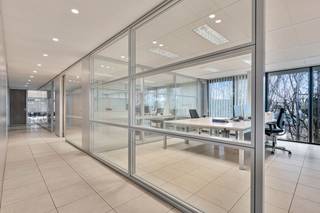 Uniek gelegen bedrijfsgebouw van 2.537m² bestaande uit 1.449 m² kantoren met 1.088 m² magazijnruimte op een industrieel terrein van  5.641 m² te...