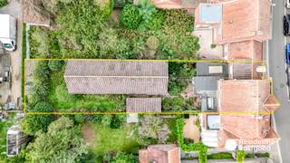Ontdek een unieke kans in het hart van Torhout!<br /><br />Welkom bij de Lichterveldestraat 59, deze bijzondere locatie biedt een ongeëvenaarde mogelijkheid om uw ideale vastgoedproject te verwezenlijken. Deze grond is ideaal gelegen nabij nutsvoorzieningen, openbaar vervoer, winkels en zoveel meer.<br /><br />De site geef mogelijkheid tot sloop en heropbouw van een gesloten bebouwing of een meergezinswoning!<br /><br />Wenst u meer informatie of een bezoek ter plaatse om de site te ontdekken? Aarzel niet en neem vandaag nog contact op!<br /><br />De vermelde prijs is een richtprijs, elk bod hoger of lager dan deze prijs wordt voorgelegd aan de eigenaar die zich het recht voorbehoudt om dit te aanvaarden of te weigeren