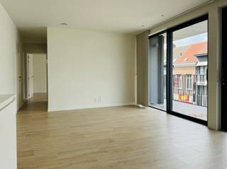 <p><span>Dit </span><span>quasi-nieuwbouwappartement</span><span> uit 2021 bevindt zich op de tweede verdieping in het centrum van </span><span>Kapellen</span><span>, met alle dagelijkse voorzieningen binnen handbereik. </span><span>Openbaar vervoer bevindt zich voor de deur</span><span> en ook het gemeentepark ligt op wandelafstand. Dankzij de centrale ligging zijn winkels, horeca en scholen vlot bereikbaar.</span></p><p><span>Via de lift of trap bereik je het appartement. De inkomhal leidt naar de ruime, lichtrijke </span><span>leefruimte</span><span> met grote raampartijen en toegang tot het </span><span>terras over de volledige breedte</span><span> van het appartement. De open keuken is volledig uitgerust met toestellen en sluit aan op een praktische berging met aansluitingen voor wasmachine en droogkast.</span></p><p><span>Verder beschikt het appartement over </span><span>2 ruime slaapkamers</span><span>, een badkamer met inloopdouche en dubbele lavabo en een apart toilet.</span></p><p><span>Troeven:</span></p><ul><li><span>EPC A = energiezuinig, zonnepanelen</span><span> </span></li><li><span>Groot terras</span><span> </span></li><li><span>Autostaanplaats en kelderberging inbegrepen</span><span> </span></li><li><span>Lift </span></li><li><span>Gemeenschappelijke fietsenstalling </span></li></ul><p><span>Huurprijs:</span><span> 1.200/maand / </span><span>Gemeenschappelijke kosten:</span><span> 90/maand<br />Nutsvoorzieningen af te sluiten op eigen naam.<br /></span><span>Beschikbaar vanaf 1 december 2026.</span></p><p><span>Interesse in dit moderne appartement? Vul de bezoekaanvraag onderaan de advertentie op </span><span><span>www.sinjoor.be</span></span><span> in en beantwoord alle vragen. De dossierverantwoordelijke neemt daarna contact met je op.</span></p><p><span> </span></p><p><span> </span></p>