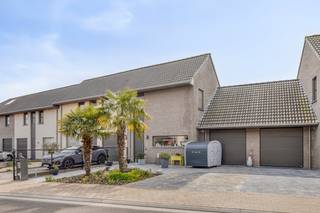 Welkom in deze charmante woning in het hart van Roeselare, ideaal voor wie op zoek is naar modern comfort. Met een bewoonbare oppervlakte van 152 m² op een perceel van 211 m² biedt deze woning alles wat u nodig heeft.Bij het betreden van de woning wordt u verwelkomd in een stijlvolle en lichtrijke leefruimte met een open indeling die zorgt voor een ruimtelijk gevoel. De moderne keuken is volledig uitgerust en sluit naadloos aan op de gezellige veranda met zicht op de aangelegde tuin perfect voor aangename momenten met familie en vrienden.Indeling van de woning:Gelijkvloers:InkomhalLichtrijke leefruimteVolledig uitgeruste keukenVeranda met zicht op de tuinAangelegde tuinGarageVerdieping:2 ruime slaapkamersDressing/ mogelijk tot 3de slaapkamer Badkamer Zolder:Ruime zolder, ideaal als bergruimteDe aanwezigheid van een garage zorgt voor extra comfort en veiligheid voor uw voertuig. Bovendien is de woning gelegen in een doodlopende straat, wat bijdraagt aan de rust en het woonplezier.Kortom, deze woning biedt de perfecte balans tussen stijl en functionaliteit, midden in een levendige omgeving. Een unieke kans om een kwaliteitsvolle woning te bezitten in Roeselare.Mis deze kans niet en plan vandaag nog uw bezoek!Bestuursmaatregelen in het maatregelenregister: in aanvraag