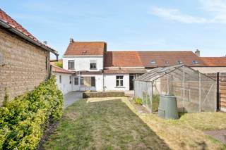 <span>Deze woning is gelegen vlakbij het centrum van Diksmuide</span><br /><br /><span>De woning is als volgt ingedeeld:</span><br /><span>Op het gelijkvloers: polyvalente ruimte, woonkamer, keuken, badkamer, garage, berging, zonnige tuin met ruime tuinberging.<br />Op de eerste verdieping zijn er 4 slaapkamers. Er is eveneens een vaste trap naar de zolder (extra kamer mogelijk).</span><br /><br /><span>PLUSPUNTEN:</span><br /><span>- INPANDIGE GARAGE</span><br /><span>- ZONNIGE TUIN</span><br /><span>- POLYVALENTE RUIMTE<br /><br />Deze prijs is een vanafprijs.<br /></span>