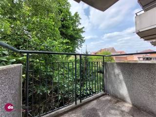 <p><span>Instapklare studio met parkeerplaats binnen de ring van Leuven</span></p><p><span> </span></p><p><span>Ben je op zoek naar studio, ideaal als investering of voor studerende kinderen, in het hart van Leuven? Dan is dit pand in de aangename residentie "Kapucijnerhof" zeker een bezoek waard.</span></p><p><span> </span></p><p><span>De studio heeft een aparte inkomhal. De woonruimte is voorzien van een kitchenette en beschikt over een aangenaam terras met zicht op groen. De badkamer is voorzien van een wastafel, toilet en douche.</span></p><p><span> </span></p><p><span>De gemeenschappelijke fietsenstalling bevindt zich in de kelder van het gebouw. Daarnaast beschik je over een private parkeerplaats.</span></p><p><span> </span></p><p><span>De woonunit en parkeerplaats zijn momenteel verhuurd. Een interessante opportuniteit voor wie op zoek is naar een zorgeloze investering.</span></p><p><span> </span></p><p><span>Wil je wonen of investeren in het centrum van Leuven, met alle voorzieningen binnen handbereik? Contacteer ons dan vandaag voor een bezoek!</span></p><p><span> </span></p><p><span>015 20 36 00 - <span>info@domoxim.be</span></span></p><p><span> </span></p><p><span>domoXim. Waar dromen thuis komen!</span></p><p><span> </span></p><p><span>Ook de waarde van je </span><span>eigen woning</span><span> kennen? Wij geven je graag advies!</span></p>