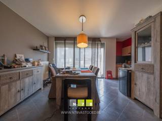 <span><strong>GELIJKVLOERS APPARTEMENT MET 2 SLAAPKAMERS INCLUSIEF PRIVATIEVE STANDPLAATS EN KELDERBERGING TE MAASMECHELEN <br /><br />TROEVEN<br /></strong>-Gelegen dichtbij diverse commerciële centra zoals M2, Maasmechelen Village, Pauwengraaf,... <br />-Goede bereikbaarheid naar omliggende gemeenten. <br />-Dichtbij de Nederlandse grens.<br />- EPC-label B: energiezuinig appartement! <br />-Gelijkvloers appartement: levensloopbestendig wonen! <br />-2 terrassen: 1 voorzijde &amp; 1 achterzijde.<br />- Het appartement is verhuurd. <br /><br /><strong>GEMEENSCHAPPELIJKE RUIMTEN | </strong>brievenbussen, lift,...<strong> <br /><br />KELDERVERDIEPING -01 | </strong>Privatieve standplaats nr. 3 (3,00m x 2,70m = 8,10m²) gelegen rechts van de poort en privatieve kelderberging nr.7. <strong><br /><br />GELIJKVLOERS 00<br /></strong>- Inkomhal ((1,20m x 6,30m) + (0,70m x 1,62m) = 8,69m²): tegelvloer. <br />- Woonkamer (4,00m x 8,00m) + (1,25m x 2,50m) = 35,13m²): tegelvloer. </span><br /><span>- Keuken (in de woonkamer): geïnstalleerde keukenwand met onderkasten, bovenkasten, gasfornuis, dampkap, spoelbak, betegelde achterwand; schuifpui naar het terras aan de voorzijde, videofoon, elektrische rolluik, tegelvloer. </span><br /><span>- Toilet (1,40m x 1,00m = 1,40m²): hangtoilet, spoelbakje, wandbetegeling, tegelvloer. </span><br /><span>- Wasplaats (1,40m x 1,25m = 1,75m²): aansluiting wasmachine/droogkast, cv-installatie op gas, tegelvloer.</span><span><br />- Badkamer (1,54m x 2,11m = 3,25m²): ingericht badmeubel met enkele lavabo en onderkasten, kolomkasten, spiegel;ligbad, wandbetegeling, tegelvloer. <br />- Slaapkamer 1 (3,27m x 3,70m) + 0,60= 12,70m²): deur naar terras, laminaat. <br />- Slaapkamer 2 (2,69m x 3,60m = 9,68m²): deur naar terras, laminaat. <br />- Terras 1 (3,75m x 4,00m = 15,00m²): gelegen aan de voorzijde. <br />- Terras 2 ((3,60m + 3,27m) * 3=20,61m² )): gelegen aan de achterzijde.<br /><br /><strong>TOELICHTING VERHUURD APPARTEMENT</strong><br />Dit appartement wordt momenteel verhuurd. De koper dient dus rekening te houden met het lopende huurcontract. De huurovereenkomst opzeggen voor eigen bewoning kan van zodra u eigenaar bent en mits een opzegtermijn van 6 maanden. U dient er rekening mee te houden dat de huurder deze termijn krijgt om een nieuwe woning te zoeken. <br /></span><span><br />Bekijkt u deze advertentie via een aanverwante vastgoedsite, surf dan zeker naar onze website <strong>www.N78vastgoed.be</strong> voor een uitgebreide beschrijving en foto's. <strong>Meer info: +32 (0)89 86 18 88 of info@N78vastgoed.be.</strong></span>