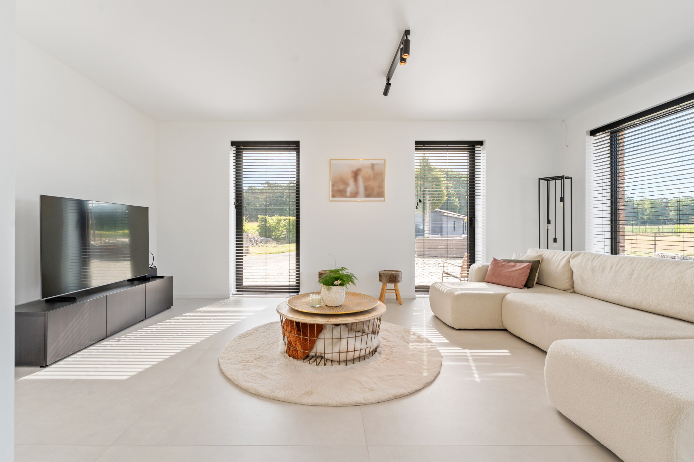 Villa moderne sur environ 1 hectare avec dépendance de 400m². - photo 5