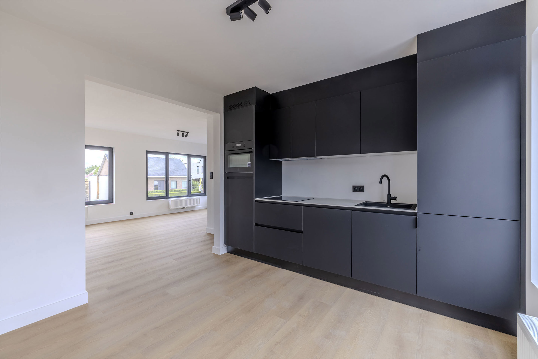Instapklare woning met 3 slaapkamers en 2 garages op 600m2 - foto 4