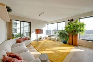 <p><span>Ontdek dit </span><span>verfijnde hoekappartement</span><span> in de prestigieuze residentie Louise-Marie, een architecturaal baken aan </span><span>het groene Hertogenpark</span><span> in de geliefde </span><span>Markgravewijk</span><span>. Het project, vormgegeven door </span><span>POLO Architects</span><span> en opgeleverd in 2022, verenigt </span><span>hedendaagse elegantie</span><span> met </span><span>panoramisch uitzichten</span><span>.</span></p><p><span>Gelegen op de </span><span>elfde verdieping</span><span> ontvouwt zich een </span><span>zee van licht</span><span>. De leefruimte baadt in openheid en trakteert u op </span><span>unieke vergezichten richting het Middelheimpark</span><span>. De</span><span> moderne open keuken</span><span> staat in directe verbinding met de woonkamer en opent naar het </span><span>royale zonneterras van ca. 15 m²</span><span>.</span></p><p><span>Twee serene slaapkamers </span><span>bieden rust en comfort, terwijl de </span><span>moderne badkamer met inloopdouche</span><span>, het aparte gastentoilet en de </span><span>praktische berging</span><span> het geheel compleet maken. De </span><span>zandkleurige schildertechnieken</span><span> in de woon- en slaapkamers creëren een</span><span> oase van rust</span><span> en tijdloze elegantie, terwijl de </span><span>doorlopende eiken parketvloer</span><span> elke ruimte verbindt in warmte en verfijning, waardoor een harmonieus en uitnodigend geheel ontstaat.</span></p><p><span>De residentie tilt wonen naar een hoger niveau met </span><span>exclusieve faciliteiten</span><span>: een </span><span>privatieve fitnessruimte</span><span>, een </span><span>beveiligde fietsenstalling met laadpunten</span><span> en de discrete service van een </span><span>conciërge</span><span>. Winkels, restaurants en supermarkten liggen op wandelafstand, terwijl u vlot aansluiting vindt naar het stadscentrum en de belangrijkste invalswegen.</span></p><p><span>Bijzonderheden</span></p><ul><li><span>Instapklaar hoekappartement</span><span> met hoogwaardige afwerking</span></li><li><span>Twee volwaardige slaapkamers en stijlvolle badkamer</span></li><li><span>Ruim zonneterras</span></li><li><span>Exclusieve faciliteiten</span><span>: fitness, fietsenstalling met laadpunten en conciërge</span></li><li><span>Autostaanplaats verplicht bij aan te kopen aan €36.000</span></li></ul><p><span>Bent u op zoek naar </span><span>een stijlvol appartement waar licht, uitzicht en comfort samenkomen</span><span> in de Markgravewijk? Contacteer ons via <span>thomas.onzia@urbainvastgoed.be</span></span><span> of bel 03 501 97 16 voor meer informatie of een bezoek.</span></p><p><span>Bodemattest en stedenbouwkundige inlichtingen in aanvraag.</span></p><p><span> </span></p>