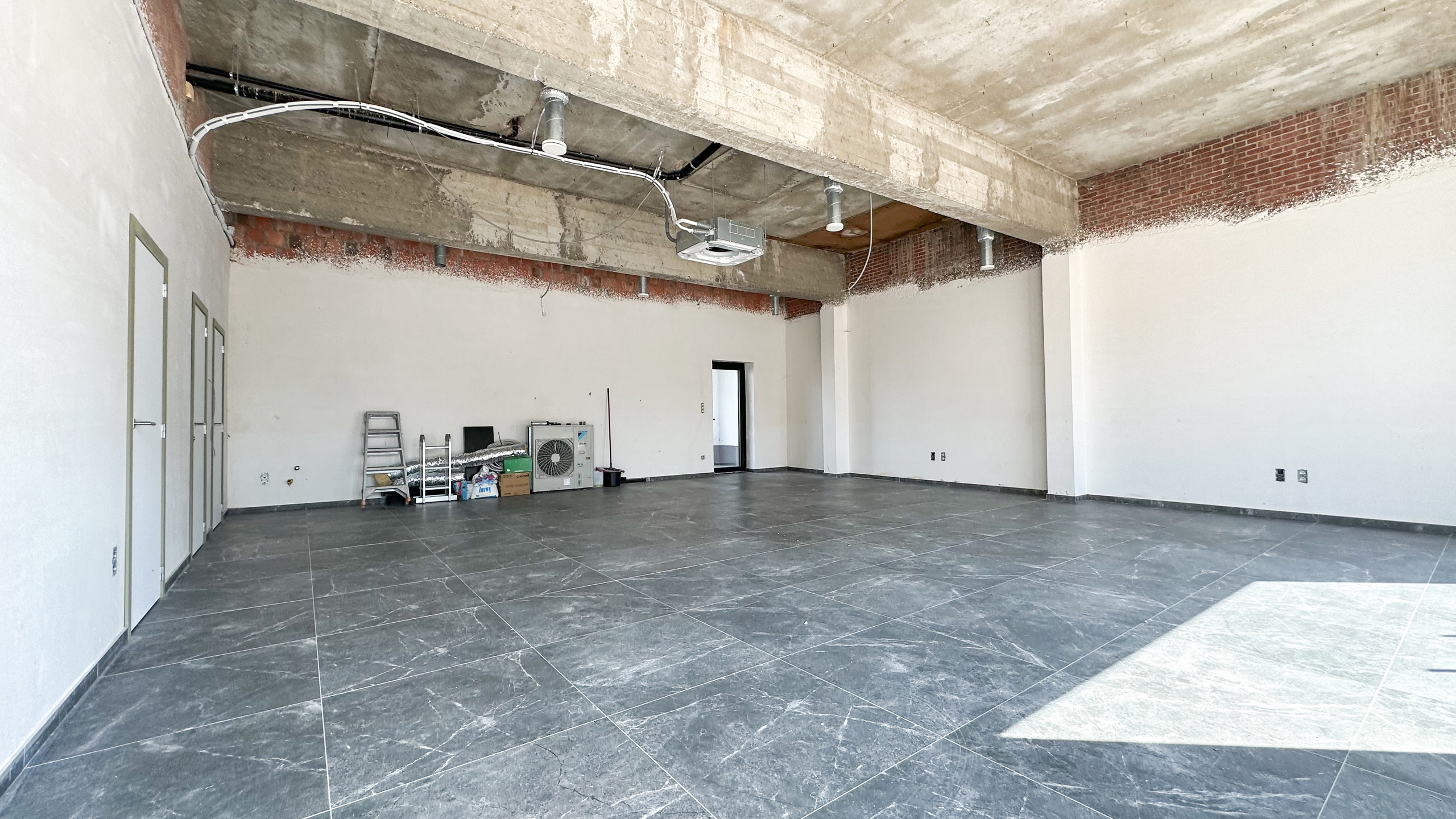 Afgewerkt handelspand van 90m² in Heppen met parkeerplaats! - foto 2