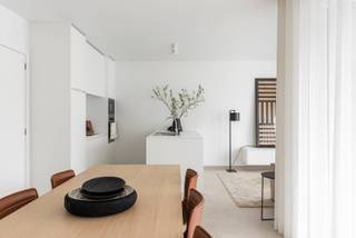 Lichtrijk recent tweeslaapkamer appartement met alle comfort dat volledig werd geschilderd en waar verlichting werd voorzien, gordijnen en...