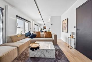 Dit prachtig instapklaar penthouse te Koksijde Sint-Idesbald is recent volledig gerenoveerd. Het lichtrijke appartement beslaat een bewoonbare oppervlakte van maar 99m² en bestaat uit een gezellige leefruimte voorzien van meerdere glaspartijen, een open totaal ingerichte leefkeuken, 2 slaapkamers elk voorzien van maatkasten en hun eigen badkamer, 2 bergingen en 2 aparte toiletten. Langs beide kanten zijn er prachtige terrassen (100 m²) zodat u op elk moment van de dag van de zon kan genieten. Tevens zijn 2 extra privatieve kelderbergingen voorzien. Dit penthouse is ideaal gelegen pal in het centrum van Sint-Idesbald en op wandelafstand van het strand. Vraag nu uw bezoek aan om deze exclusieve parel aan de kust te ontdekken. EPC: 234 UC: 3615332 (klasse C) (Ref. NI23161)