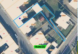 In het levendige dorp Reningelst, waar u tal van voorzieningen vindt zoals een bakker, slager, horecazaken, huisarts, apotheek en basisschool, en op amper 4 km van Poperinge, ligt deze te renoveren woning.<br /><br />Een belangrijke troef van deze eigendom is de uitweg achteraan met bijhorende garage. Het perceel omvat een totale oppervlakte van 547 m² en beschikt over een gevelbreedte van circa 10 meter. Met de nodige renovaties kan deze woning worden omgevormd tot een ruime en comfortabele gezinswoning met voldoende opbergmogelijkheden.<br /><br />Indeling<br /><br />Gelijkvloers: leefruimte 1 – leefruimte 2 – slaapkamer 1 – keuken – wasplaats – badkamer<br /><br />1e verdieping: nachthal – slaapkamer 2<br /><br />2e verdieping: zolder<br /><br />Buiten: aangename tuin – buitenberging – ruime garage<br /><br />Technische kenmerken:<br /><br />- Enkel en dubbel glas<br /><br />- Verwarming via gaskachels<br /><br />- Geen dakisolatie<br /><br />- Elektriciteit niet conform<br /><br />- EPC: renovatieverplichting van toepassing<br /><br />Interesse in de mogelijkheden die deze woning te bieden heeft? Neem contact op met Aline (0494/49 25 96) en plan uw bezoek ter plaatse.<br /><br />