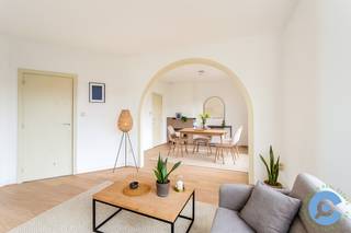 Dit appartement bevindt zich op de tweede verdieping van een kleinschalig gebouw.  Op loopafstand van winkels, scholen, speelterreinen en recreatieve voorzieningen.  Het centrum van Antwerpen is in no time bereikbaar per fiets of openbaar vervoer.  Bus en tramhalte bevinden zich voor de deur!<br /><br />Door de hoekligging en de grote raampartijen heeft het appartement een open zicht en baadt het in het licht.  Via de inkomhal kom je in de ruime lichtrijke leefruimte met charmante boog en authentieke elementen. Aansluitend is er een ruime ingerichte leef keuken met een klein balkon. <br /><br />Aan de achterzijde van het appartement bevinden zich een ruime slaapkamer en een kleine kamer.  Deze kan dienst doen als kinderkamer, dressing of bureau.<br /><br />De badkamer bestaat uit een douche en een wastafel en biedt het nodige comfort.  Het toilet is apart.<br /><br />Extra troeven:  gunstig EPC, parlofoon, centrale ligging, extra kelderberging, …<br /><br />Beschikbaar vanaf 01/05/2026<br />Huurprijs: 895€ + 50€ gemeenschappelijke kosten.<br /><br />Heb je na het bekijken van de foto’s nog bijkomende vragen of kom je dit appartement graag ter plaatse bekijken?  Bel Dries op 0470/107217<br /> 