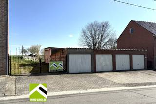 DIt bouwperceel is gelegen in de rustige Achterstraat te Tongeren-Nerem, een landelijke omgeving met achterliggend weiland.<br /><br />Het perceel komt in aanmerking voor een gesloten bebouwing, aan te sluiten op de naastgelegen woning nummer 50, waarbij de voorbouwlijn van deze woning dient gevolgd te worden alsook het hellend dak.<br /><br />De perceelbreedte bedraagt 8m55, de diepte 65m.<br /><br />Algemene bouwvoorschriften: <br />- bouwdiepte gelijkvloers maximaal 17m; <br />- bouwdiepte verdieping maximaal 12m.<br /><br />Dit perceel maakt geen deel uit van een verkaveling en is vrij van bouwplicht.<br /><br />Het naastgelegen perceel is eveneens te koop - mogelijkheid om beide percelen samen te voegen.<br /><br />Deze eigendom is gelegen in woongebied met landelijk karakter en achteraan in agrarisch gebied.<br /><br />INTERESSE? Contacteer ons voor verdere info op het nummer 012 23 00 23 of mail aan roland@immo-leroi.be.