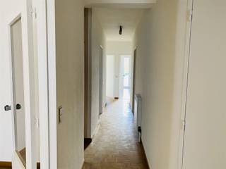 <p>Jouw ideale thuis wacht op jou in het hart van Antwerpen! Dit <strong>ruime appartement,</strong> gelegen op de derde verdieping van de Conscience straat, is nu beschikbaar voor verhuur. Met een royaal oppervlak van circa 125 vierkante meter, beschikt dit appartement over <strong>drie slaapkamers</strong>, een badkamer, een douchekamer, een gezellige leefruimte, een ingemaakte vestiaire met gastentoilet. Een volledige<strong> recente en compleet uitgeruste keuken.</strong></p><p>Het appartement straalt <strong>licht en ruimte en gezelligheid</strong> uit, dankzij overvloedige natuurlijke lichtinval. <strong>Balkon</strong>s, zowel aan de leefruimte als aan de slaapkamers die zich aan de rustige achterzijde van het gebouw bevinden. Een <strong>kelderberging</strong> en een <strong>autostaanplaats</strong> in het gebouw!!</p><br />