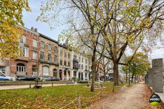 Dit geheel bestaat uit een handelspand aan het Leopoldplein 19 en een gelijkvloers appartement met soutterain aan het Leopoldplein 21. In de...